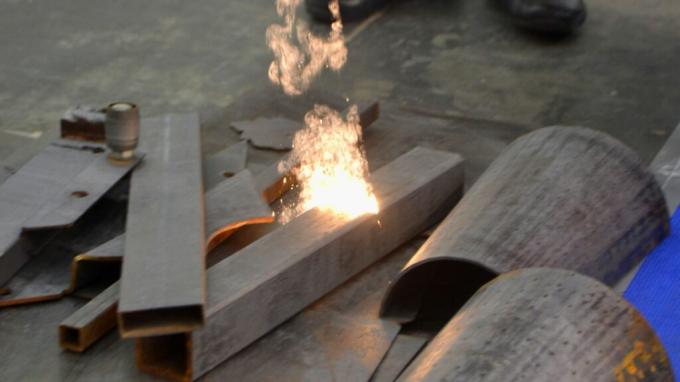 últimas notícias da empresa sobre Como remover a ferrugem do ferro fundido usando limpeza a laser 2